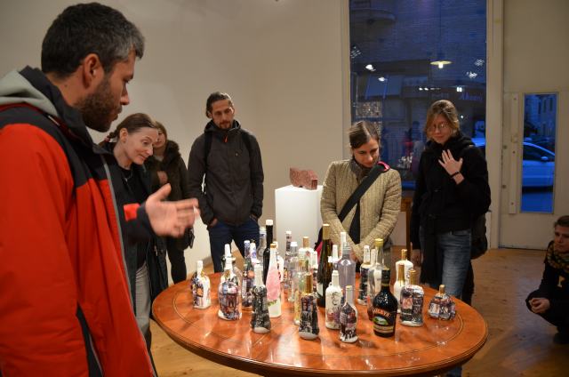 Matija Plevnik je naš gostitelj v Galeriji Plevnik-Kronkowska