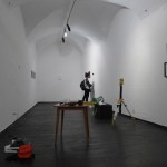 Obisk Galerije Škuc med postavljanjem razstave Borge Kantürka. Pogovor z umetnikom Borgo Kantürkom